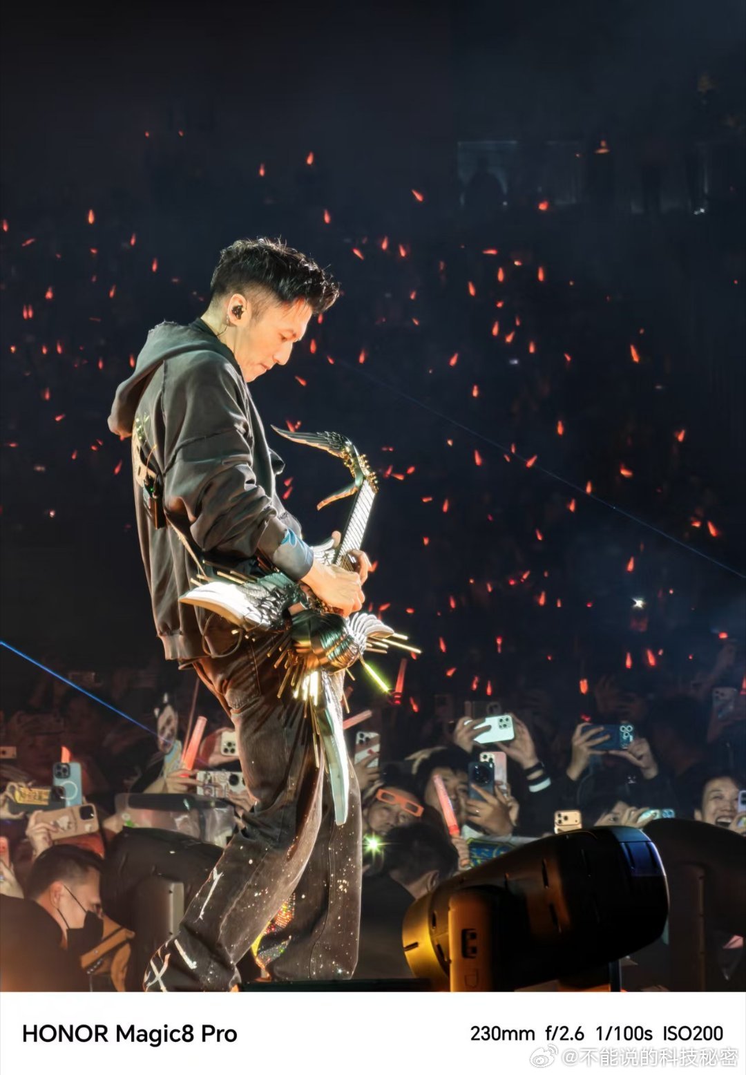 歌声与光影交织成盛宴，沉浸与热爱汇聚成奔赴。谢霆锋进化演唱会苏州站，纵使距舞台遥