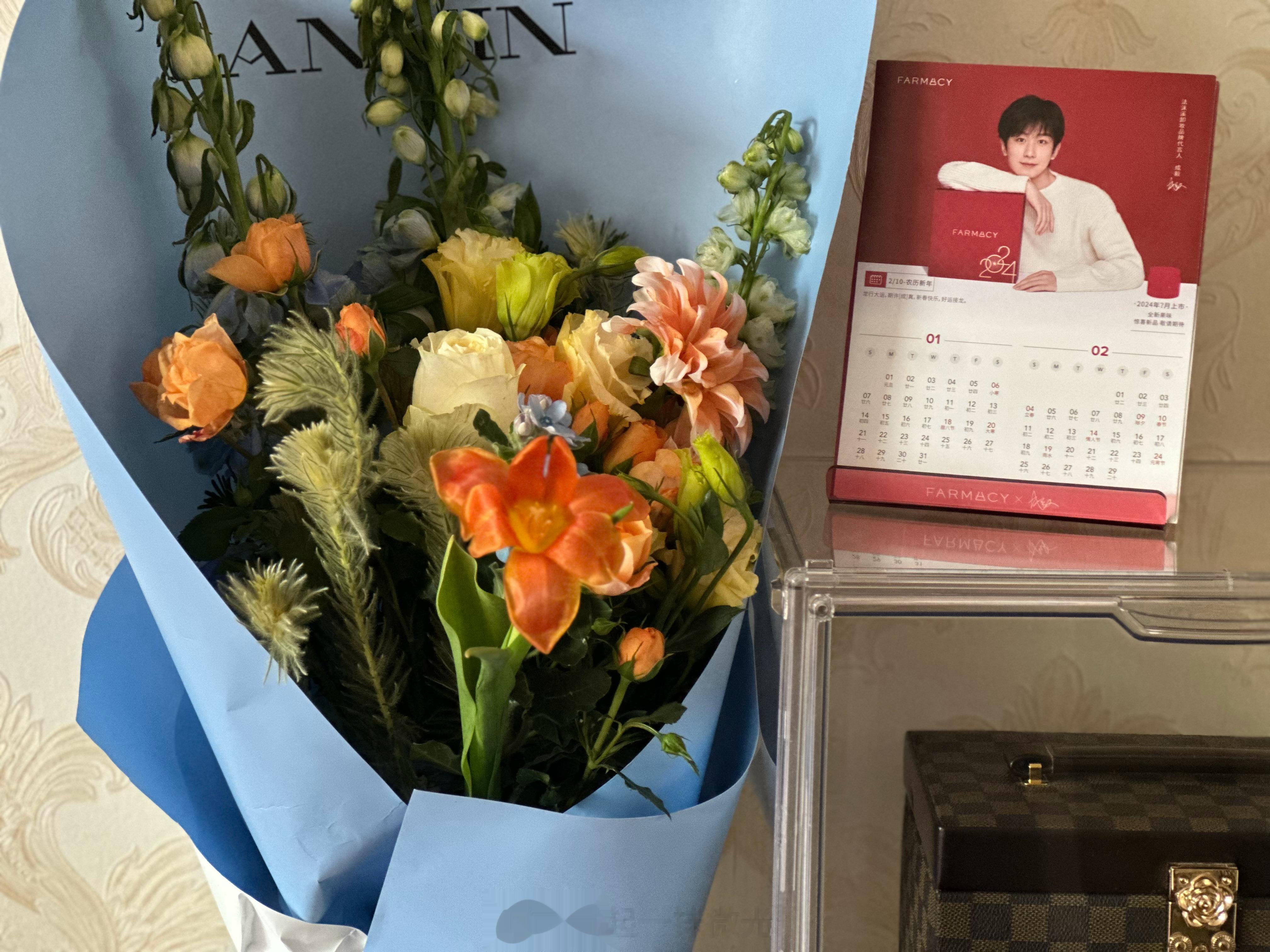 感谢Lanvin店送的花和小玩意儿，不过天冷，花到家都冻了[汗]我妈盯了半天，问