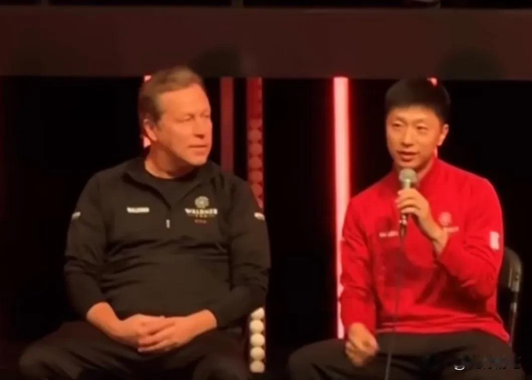 马龙出席老瓦杯发布会，坐在瓦尔德内尔旁边，面对记者采访，全程一口流利的英文回答，