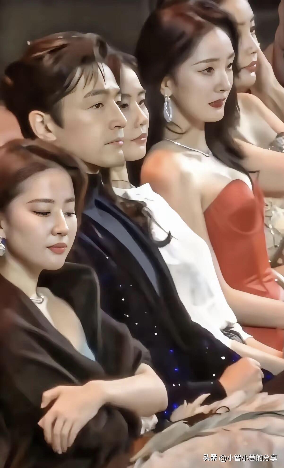 不愧是女神级别的，你看坐在边上的刘亦菲整个眼神都是戏，特别有气场。

中间的男明