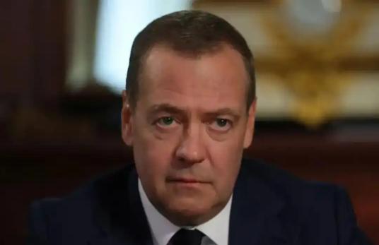 西方根本不想和谈，这边俄美总统刚通完电话聊停火，那边梅德韦杰夫直接把话挑明了，这