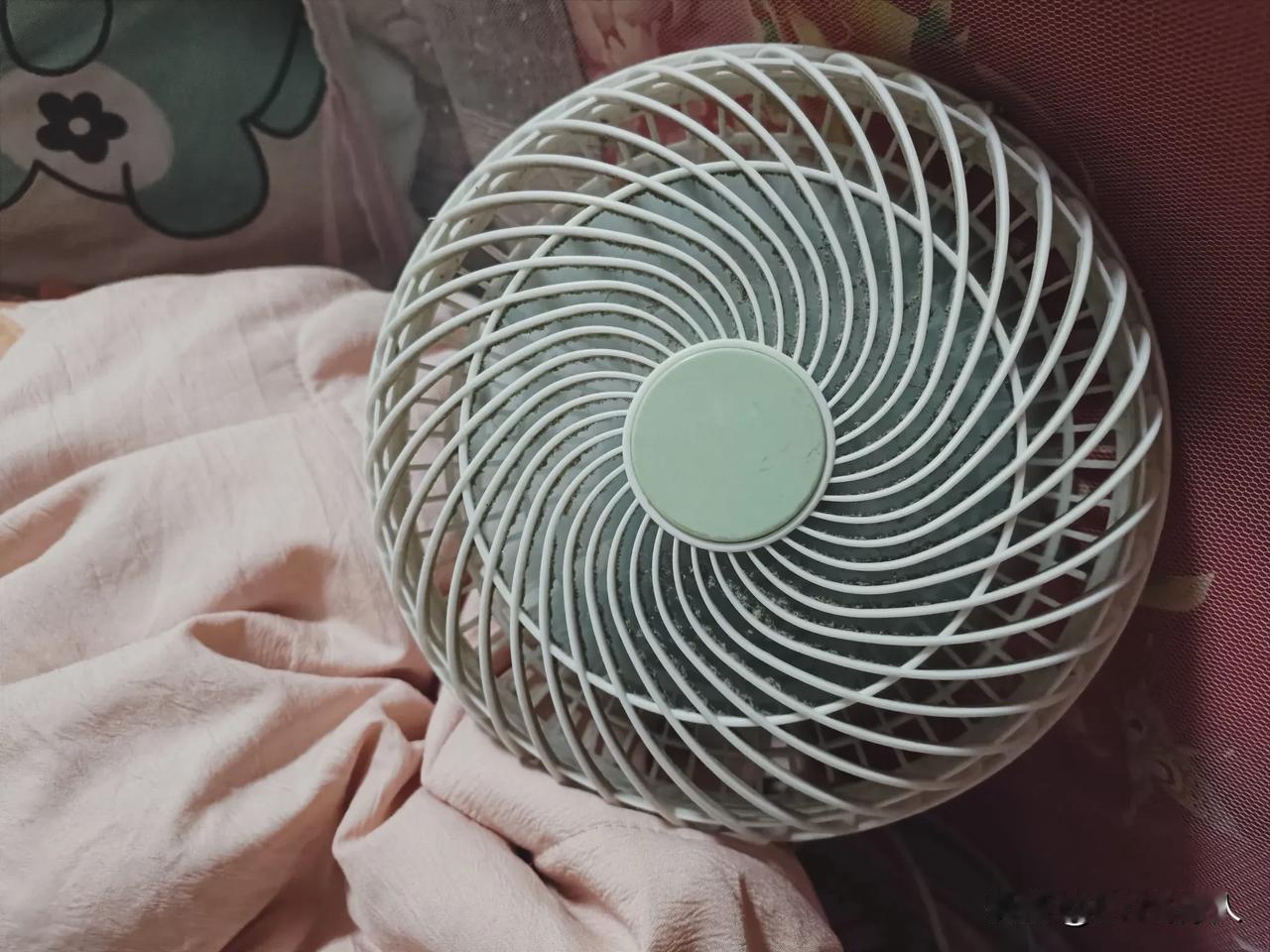 天气太热了，空调也不解决问题，晚上还是热的翻来覆去睡不着。突发奇想，小电扇放在床