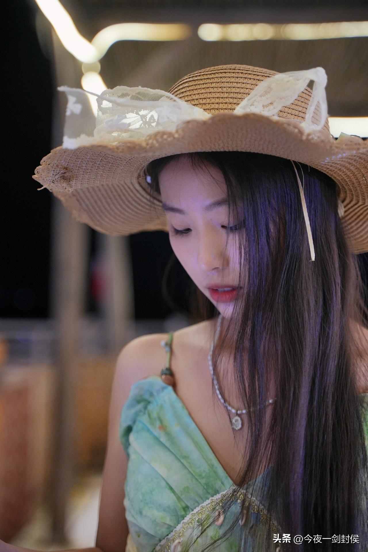 楼下住着大平层的老头又换了女朋友，老头都60多了。
女的也就是三十来岁，比上一个