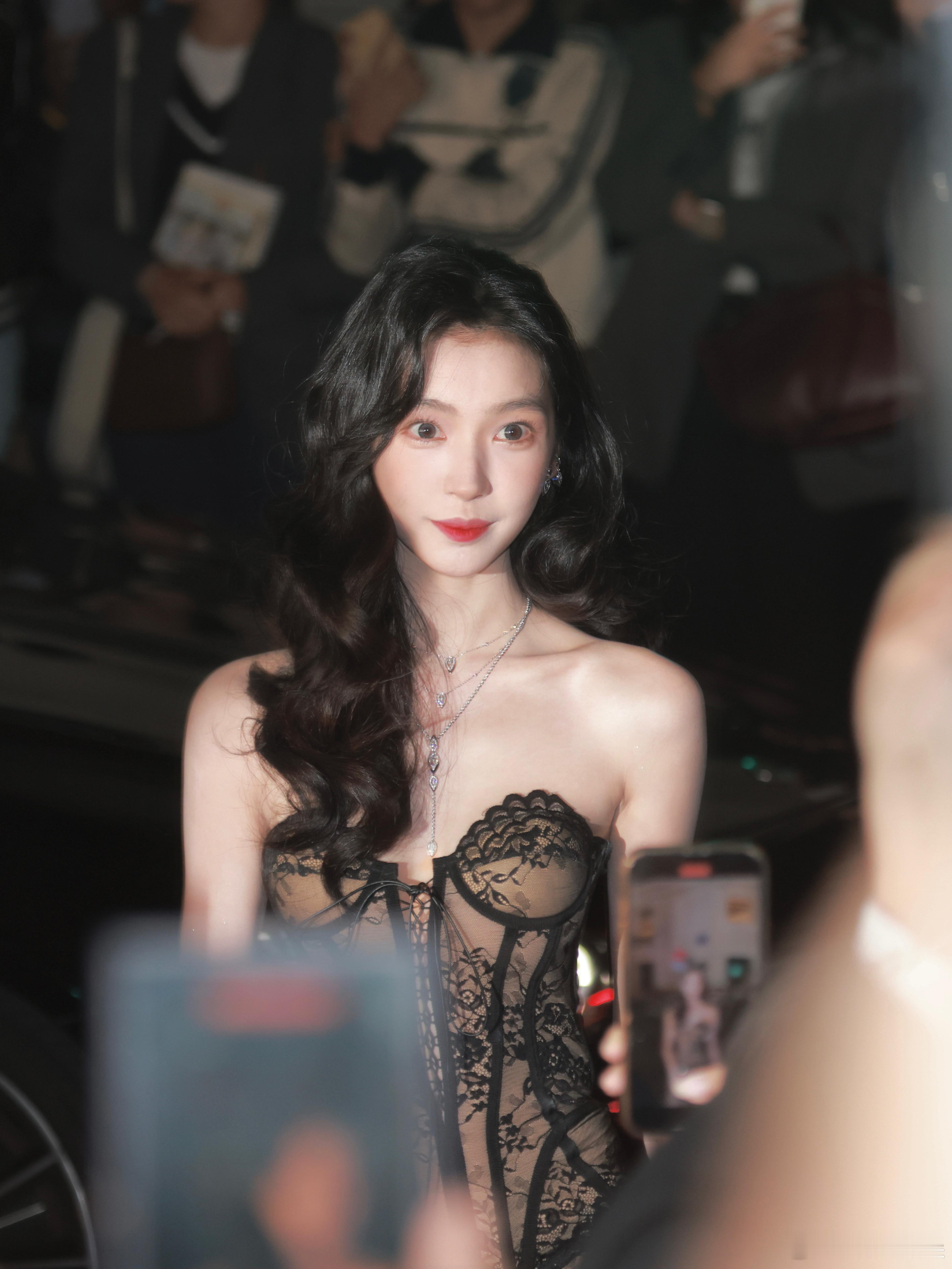 #易梦玲赵美延同框##易梦玲不眨眼#易梦玲在巴黎时装周魅力爆棚，闪光灯下和赵美延