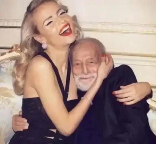 1994年，89岁高龄的石油大亨，娶了26岁脱衣舞女郎，新婚才14个月后，石油大