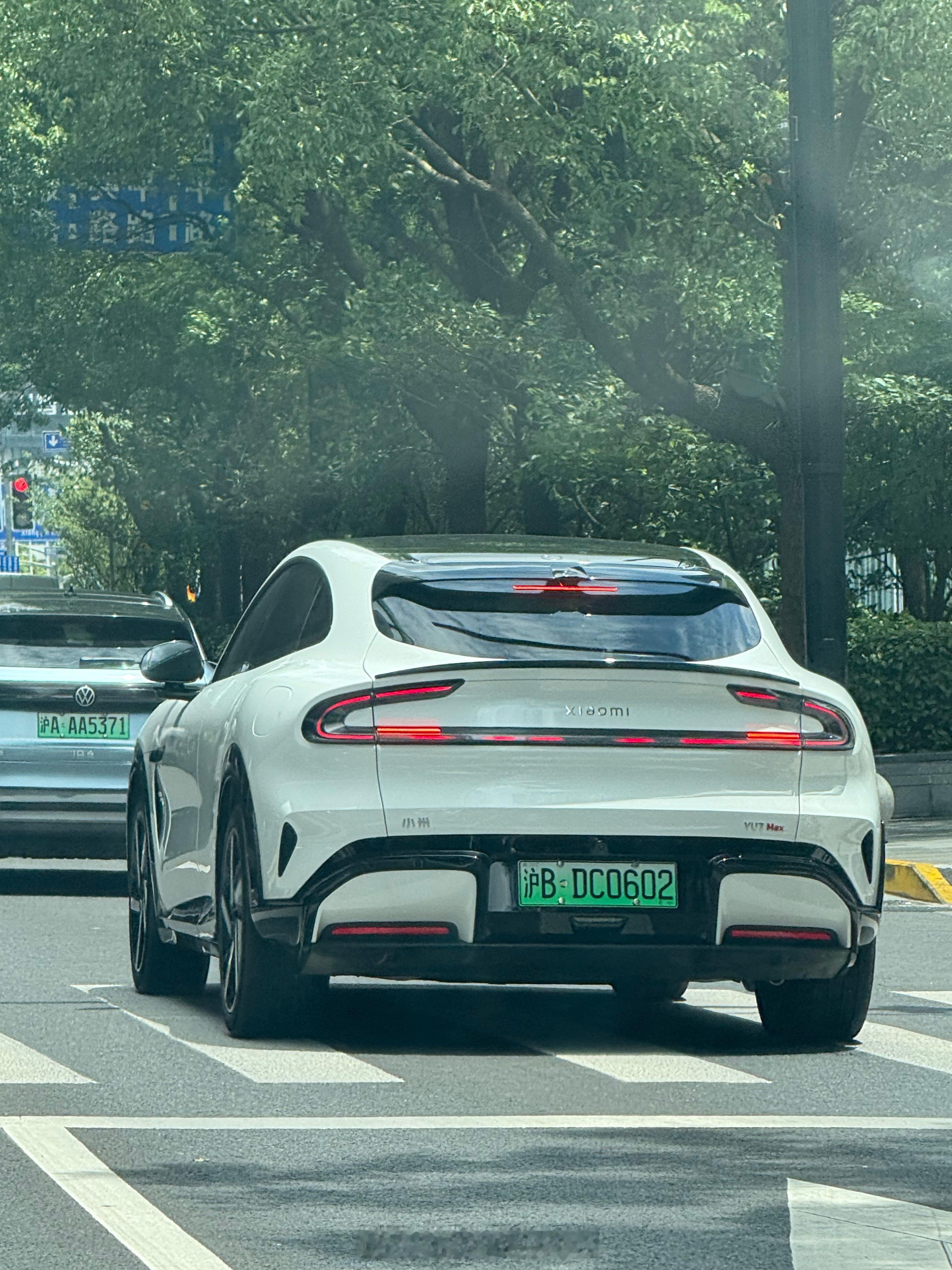 第一次路遇小米YU7。车流中一眼看到的那种，确实不一样。想尽办法把车造的好看，是