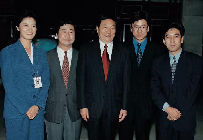 朱镕基与《焦点访谈》的一段佳话
      1998 年 10 月 7 日，朱镕