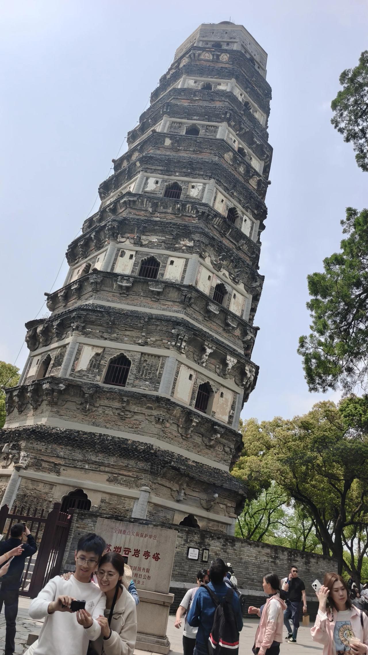 这是中国的比萨斜塔！这个斜塔在那里，你们知道吗？请你不要告诉我，这个塔是在你那个