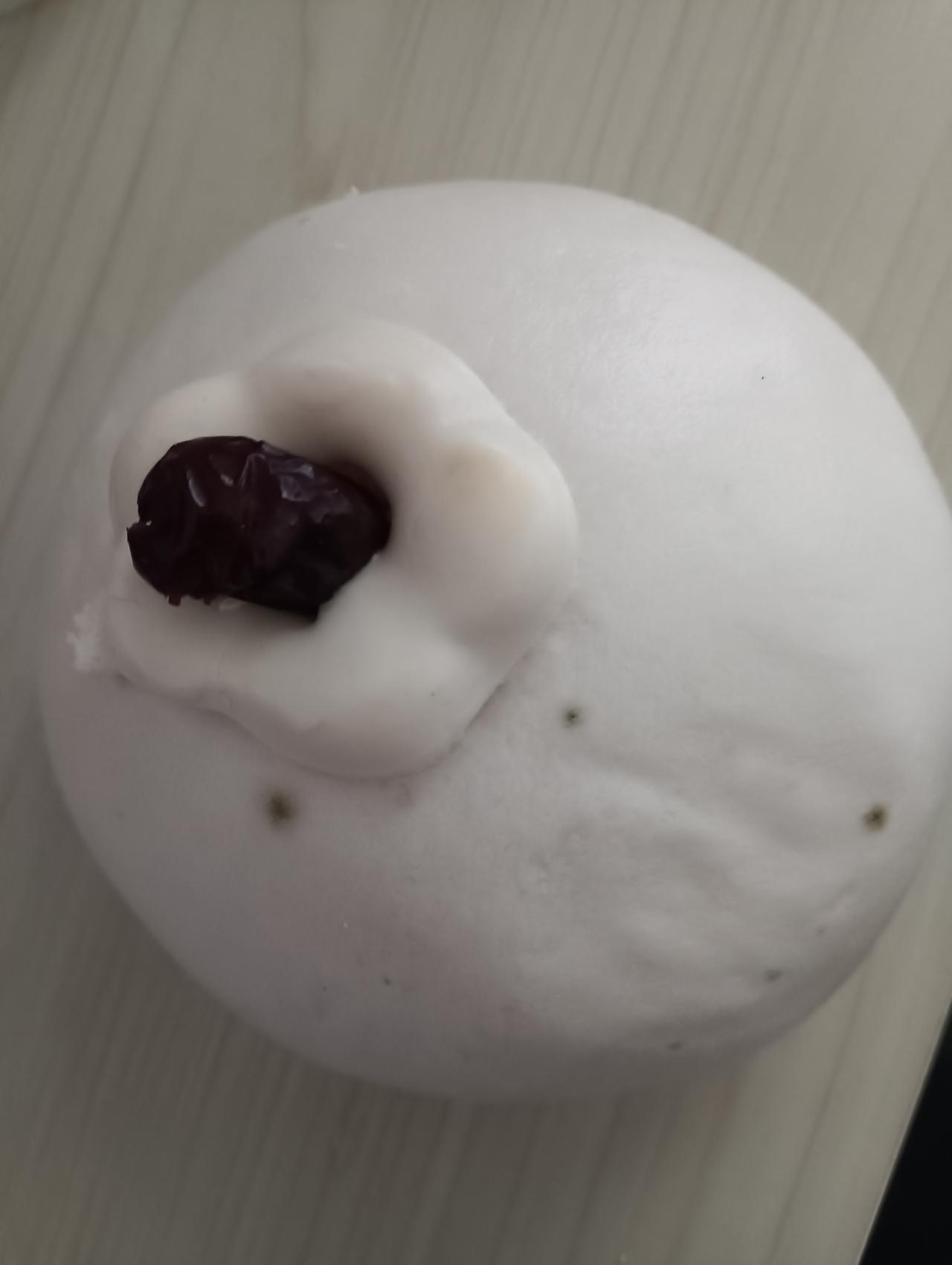 大馍！
  今天就是正月初十了，十五前边都是年。还有走亲戚的，年味还依旧挺浓厚的