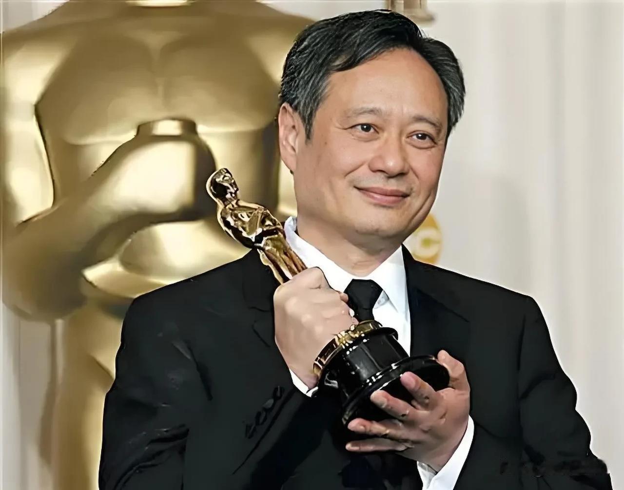 李安说，色戒中男主易先生，我原本心仪的对象是张艺谋，但张艺谋已经年近60，应付不