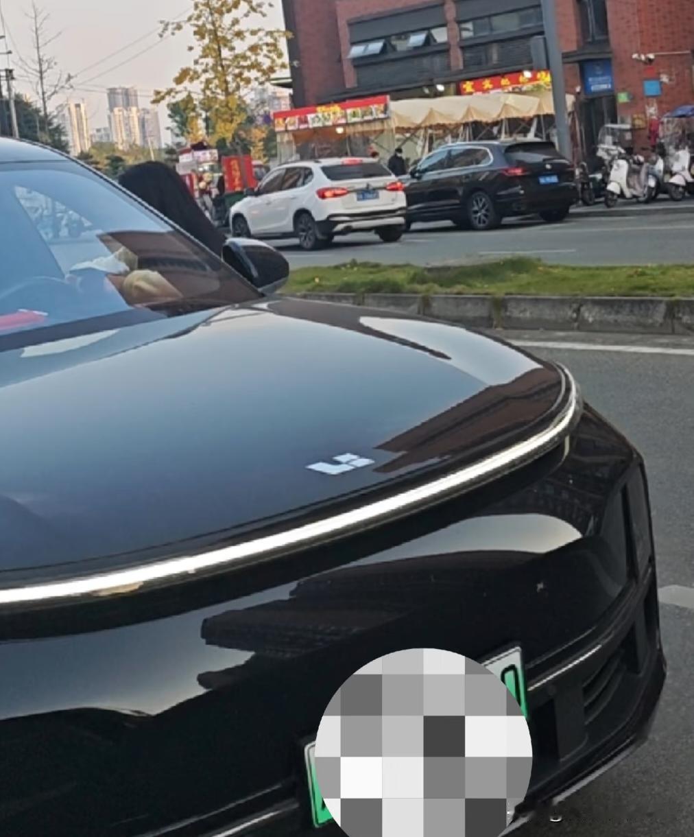 公交站台外面，送外卖小哥撞了豪车，美女小姐姐下车说补漆要2000多。
不知道这啥