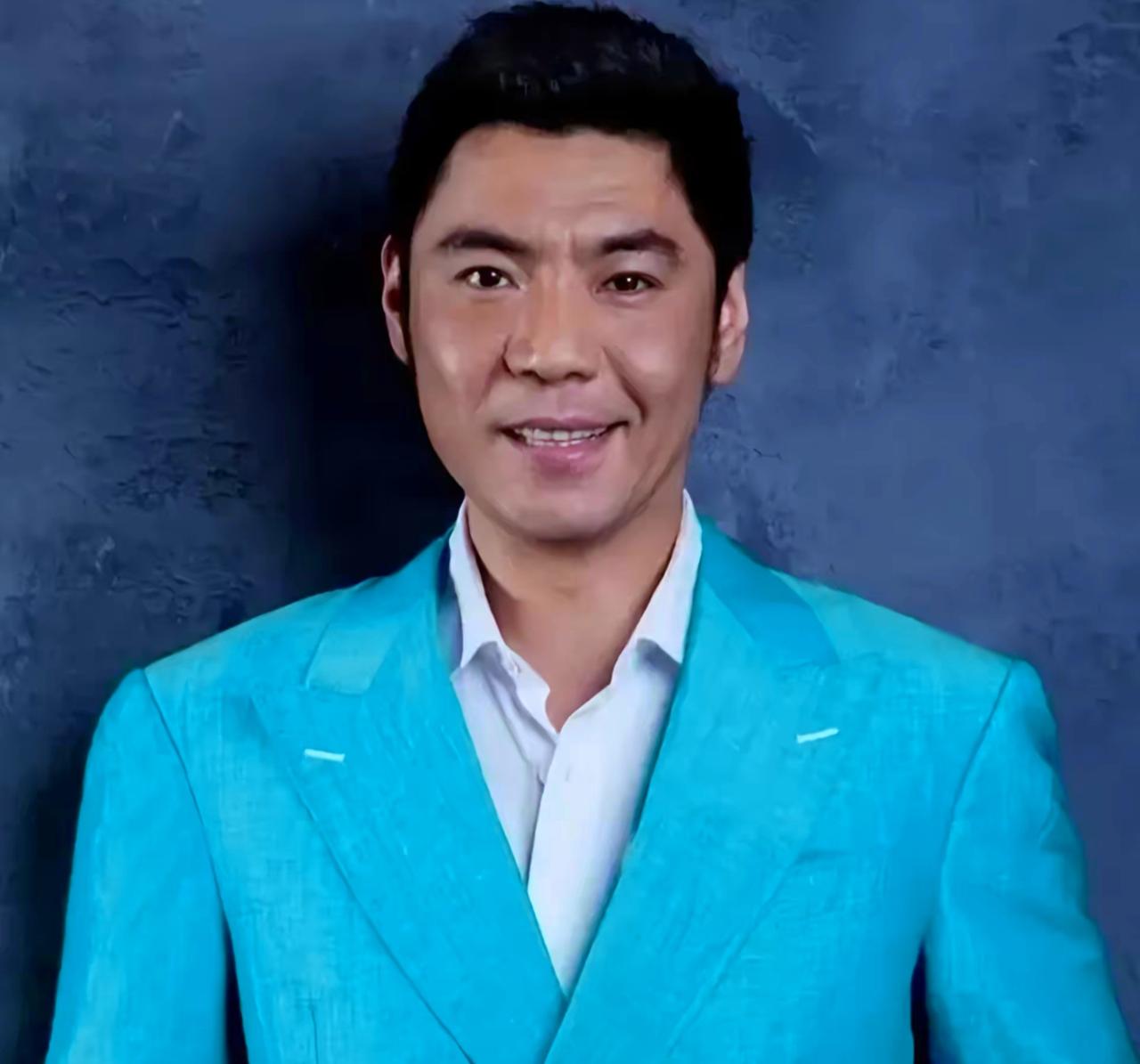 刚刷到屠洪刚的家事，
我真是胸口堵得慌！
歌里唱着“精忠报国”的硬汉，
怎么把家