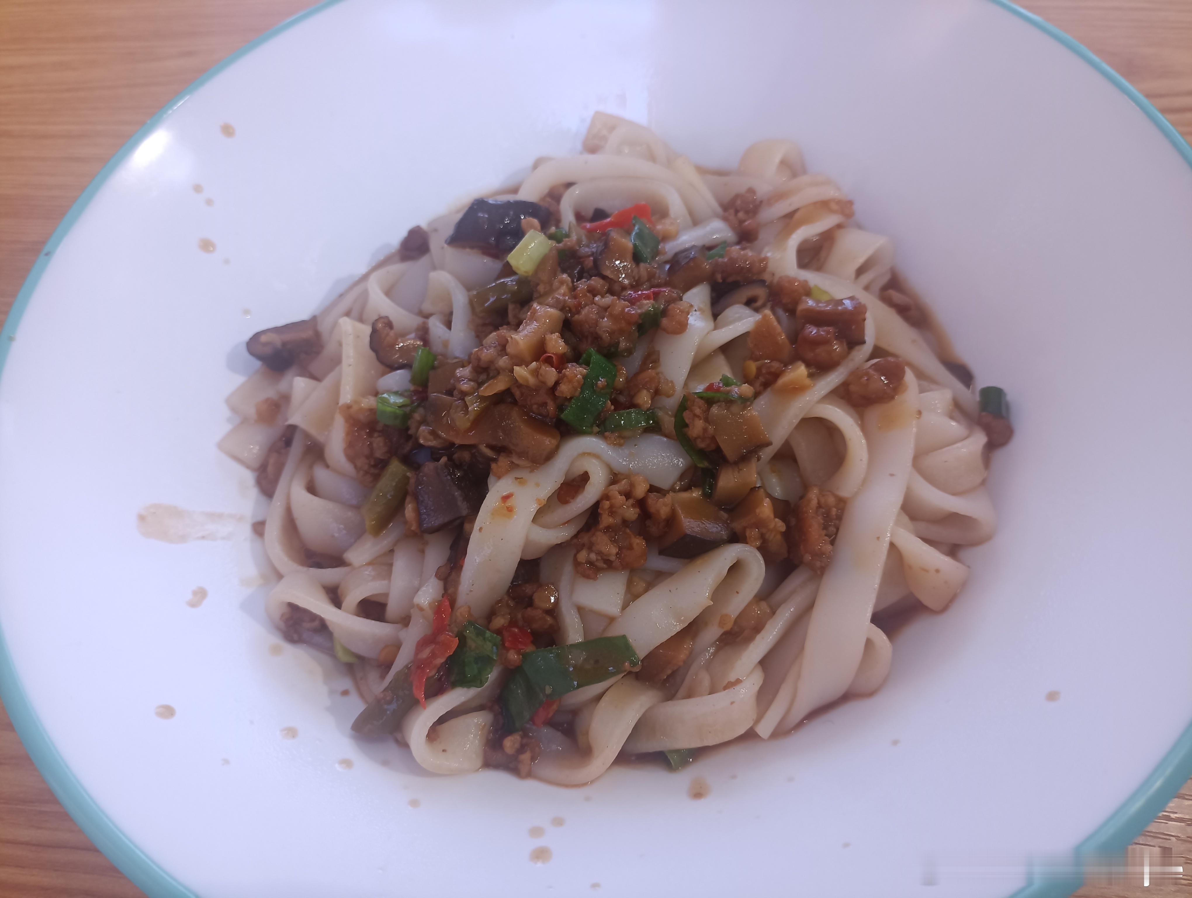 经常看到评论说在深圳吃啊住啊都很贵，其实深圳也并非大家想象的那么贵，确实有很贵的