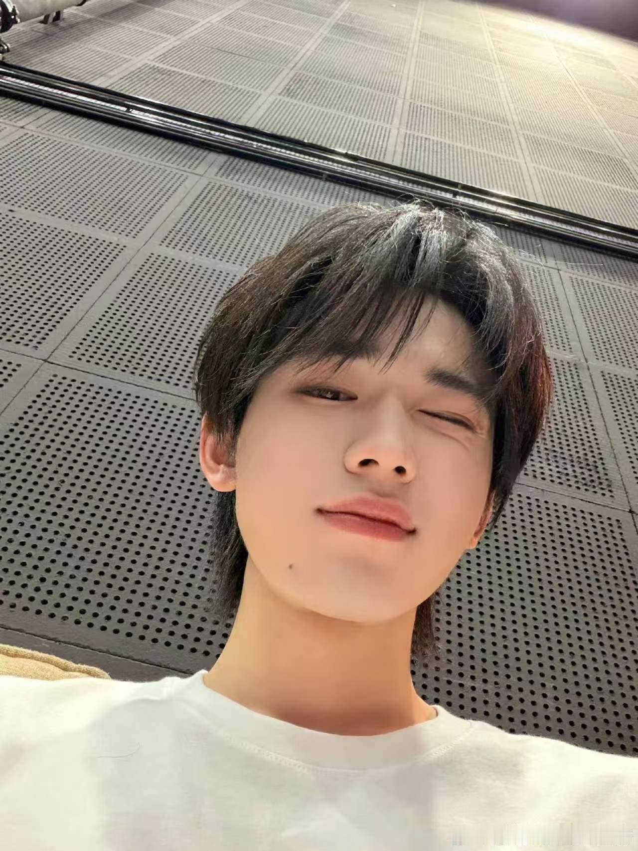 你现在看到的宋亚轩是蓝色的宋亚轩晒克莱因蓝穿搭  宋亚轩更新自拍，这个自拍角度以