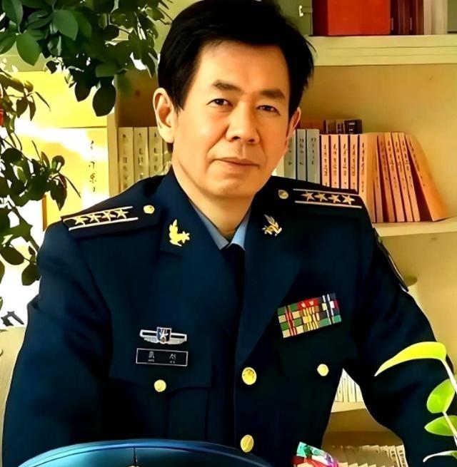 一个叫戴旭的教授，说了句特扎心的话。他说，咱们对这世界的善意太多了，但露出来的拳