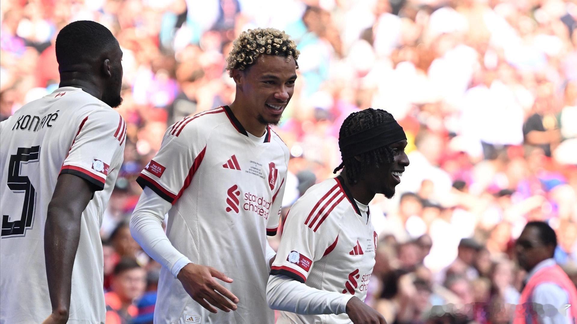 在利物浦队中，谁是你最好的朋友？埃基蒂克： 我喜欢所有队友！但如果必须选一个人在