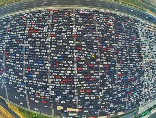 没有对比就没有伤害。

国庆节，中国人在休假，全国各地的景点，乌央乌央的人群，很