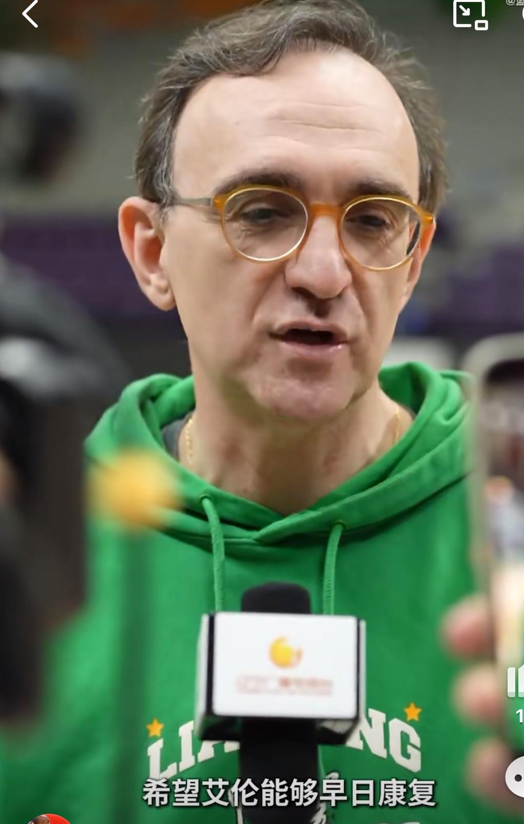 乌戈主教练赛前希望郭艾伦早日康复，看来相处两年两人关系还是比较融洽。

3月18