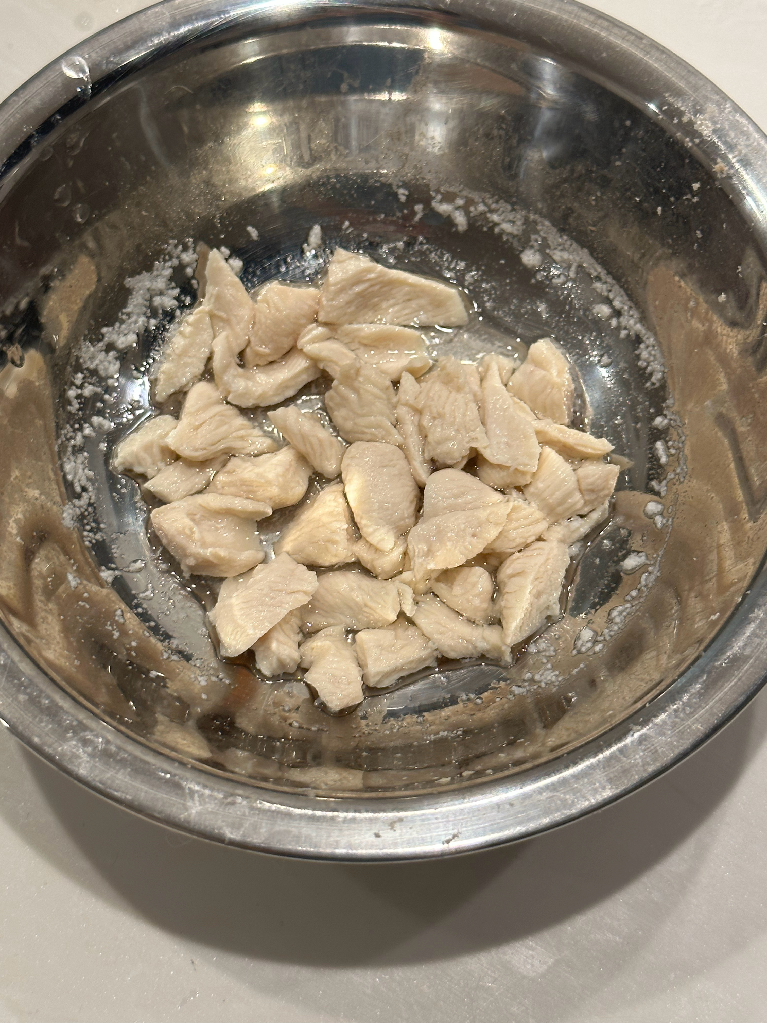 吃不完的鸡胸肉，切碎了煮了一碗肉汤，放在灶台上打算放凉了给猫加餐。好家伙，在沙发