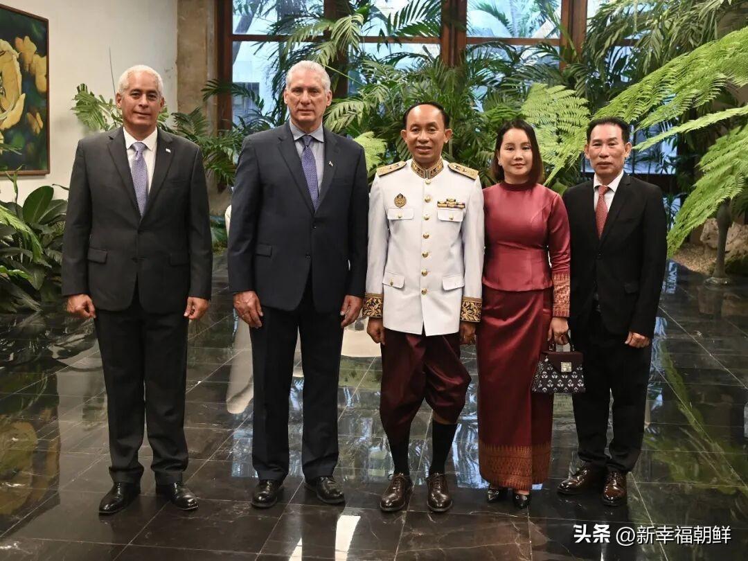 迪亚斯-卡内尔接受十国大使递交的国书

古巴共产党中央委员会第一书记、共和国主席