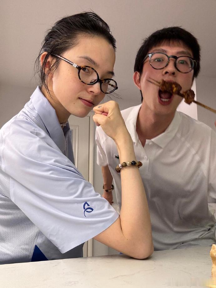 雎晓雯520比心自拍 雯姐这波520自拍发得太及时了，满屏都是和老公的比心互动，
