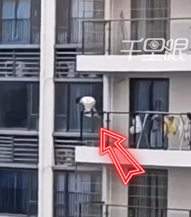 【惊险！幼童翻越高层阳台围栏玩耍 业主：物业上门家长才发现】3月31日，广东茂名