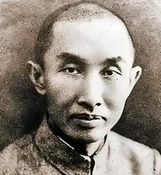 卢作孚，这位“一代船王”，1893年生于四川合川的贫困家庭，13岁辍学后在川江码