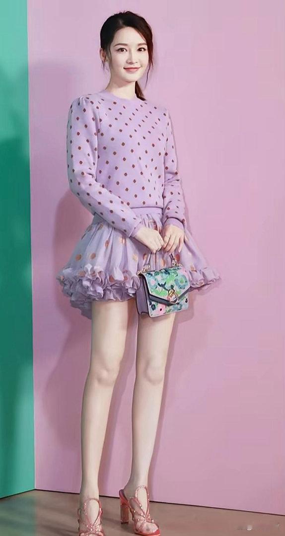 李沁得天独厚的腿部线条太出众，笔直匀称体态绝佳，流畅美感直击眼球，精致身姿格外抓