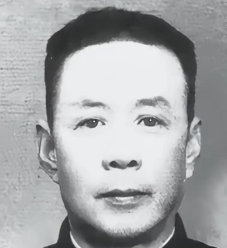 1939 年，国军中将陈铁在山西设宴款待彭德怀，陈铁的夫人在倒茶时悄悄说道：“现