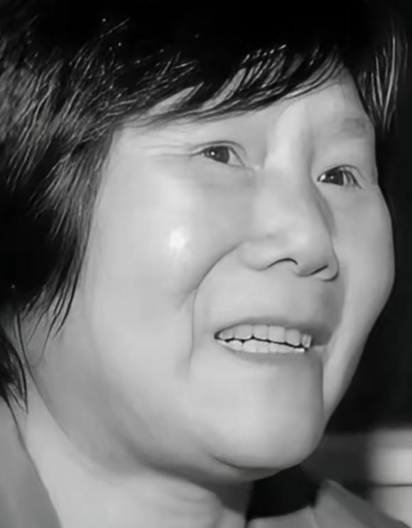 1975年，湖北神农架几名妇女正在田里挖洋芋时，一位女孩因为内急跑去树林中解决，