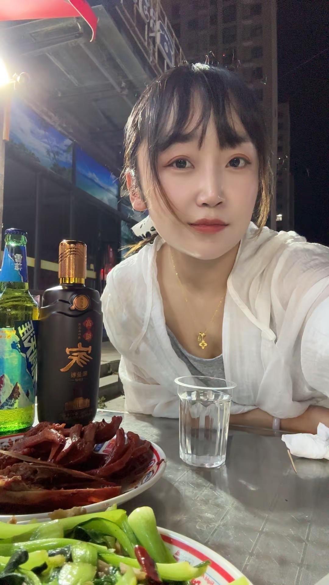 下次别叫我喝酒了，我喝不过你们，喝多了，爱我的人和我爱的人都不在我身边，我抱着谁