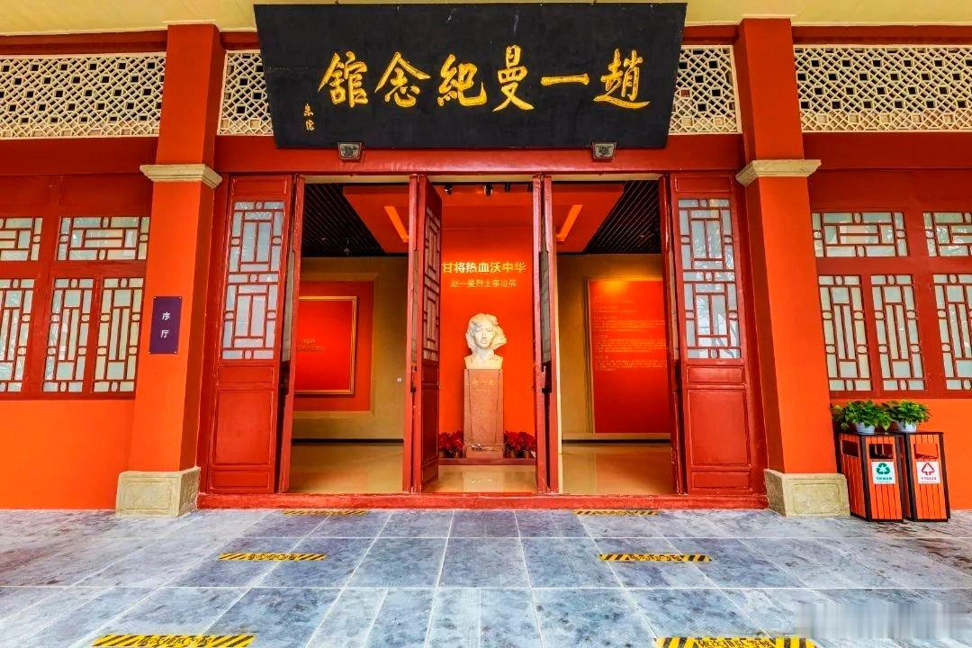 这次来宜宾没有联系任何人，包括多年客户某酒集团。一个人背着双肩包径直去了翠屏山麓