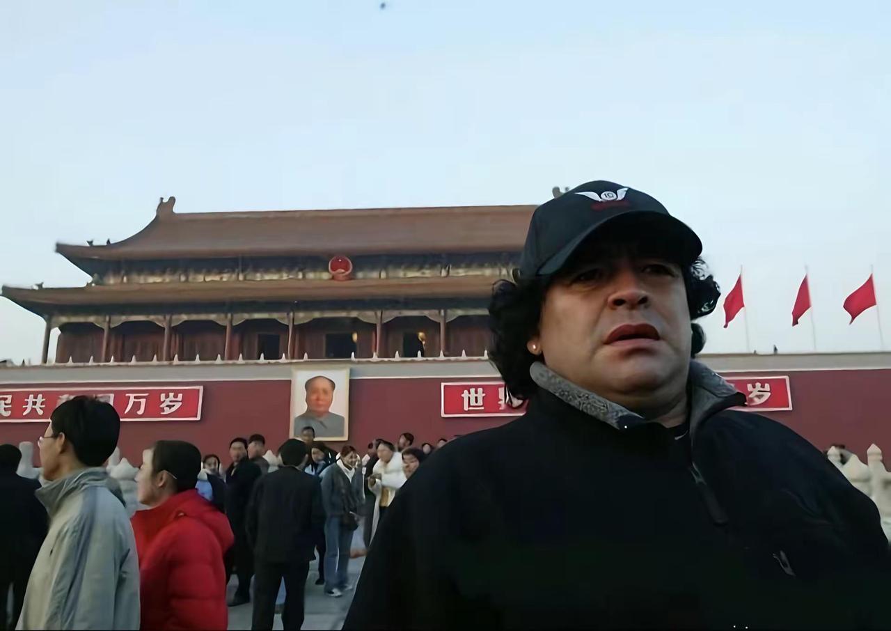 他清楚有一个名叫中国的国度，永远不会低头 这是迭戈·马拉多纳一段穿透岁月的采访。