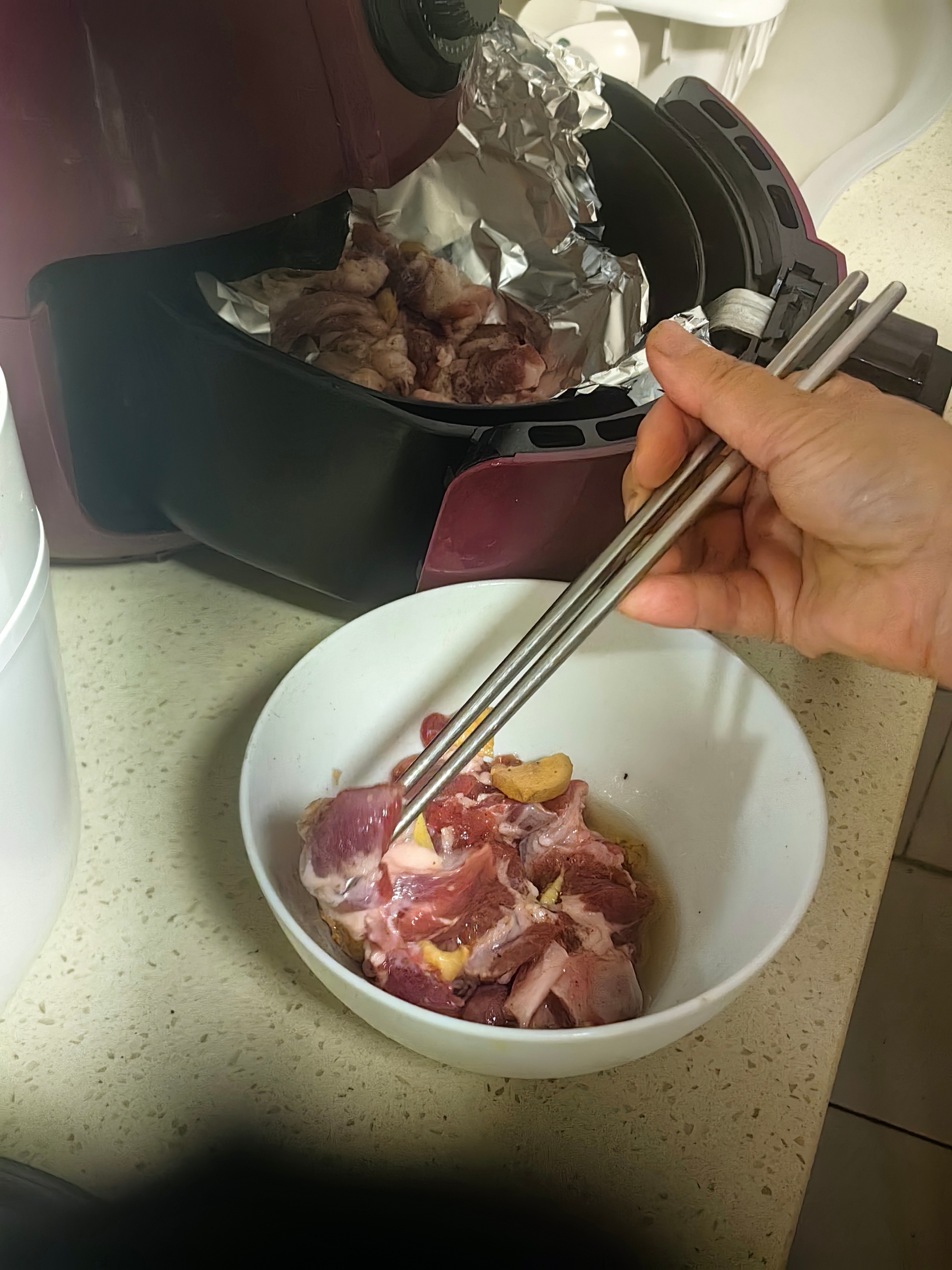 喵奶奶用空气炸锅烤羊腿肉，烤得有点老，肉虽然不柴，但不嫩，比较干硬。我说烤的时间