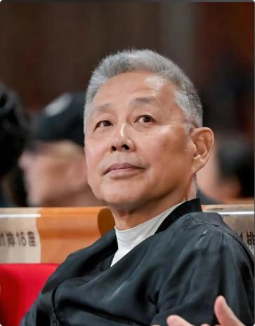 陈道明说："年轻的时候，觉得婚姻是爱情。现在觉得，婚姻是陪伴。是你病了，有人给你