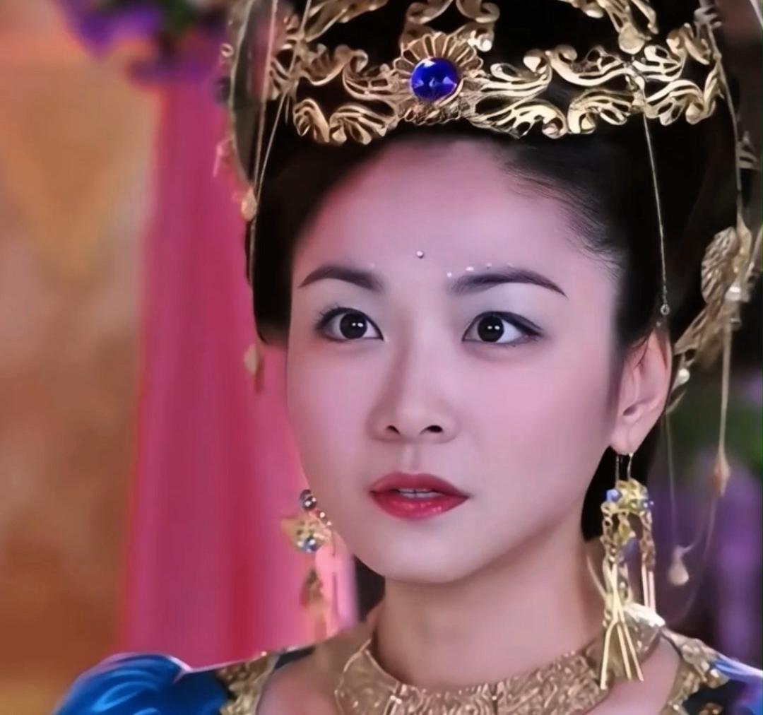 八月平常夜，江祖平如惊雷般揭露某电视台副总裁之子罪行，震动娱乐圈。她以替友控诉之