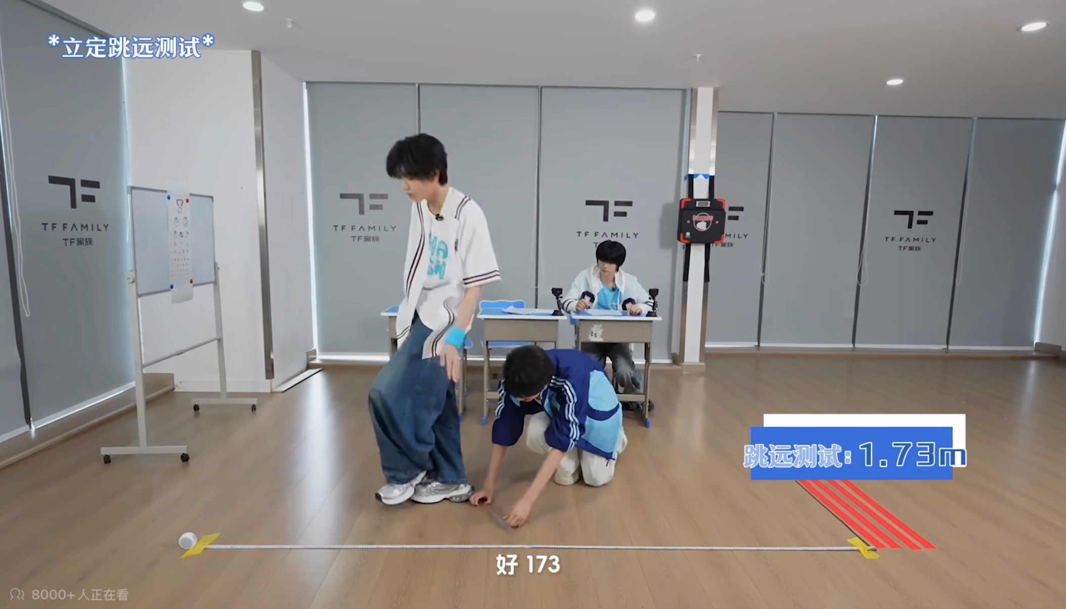 哦天呐他单脚跳比我双脚跳还远呵呵呵呵。。 