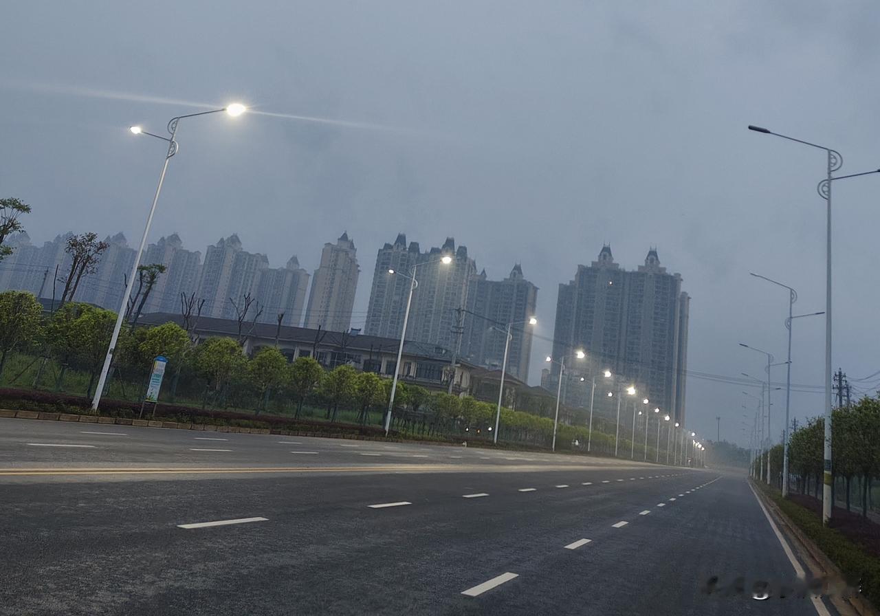 连续几天我必须早起床，因为每天要买馒头包子。
不习惯早睡早起，至少先做到早起，再