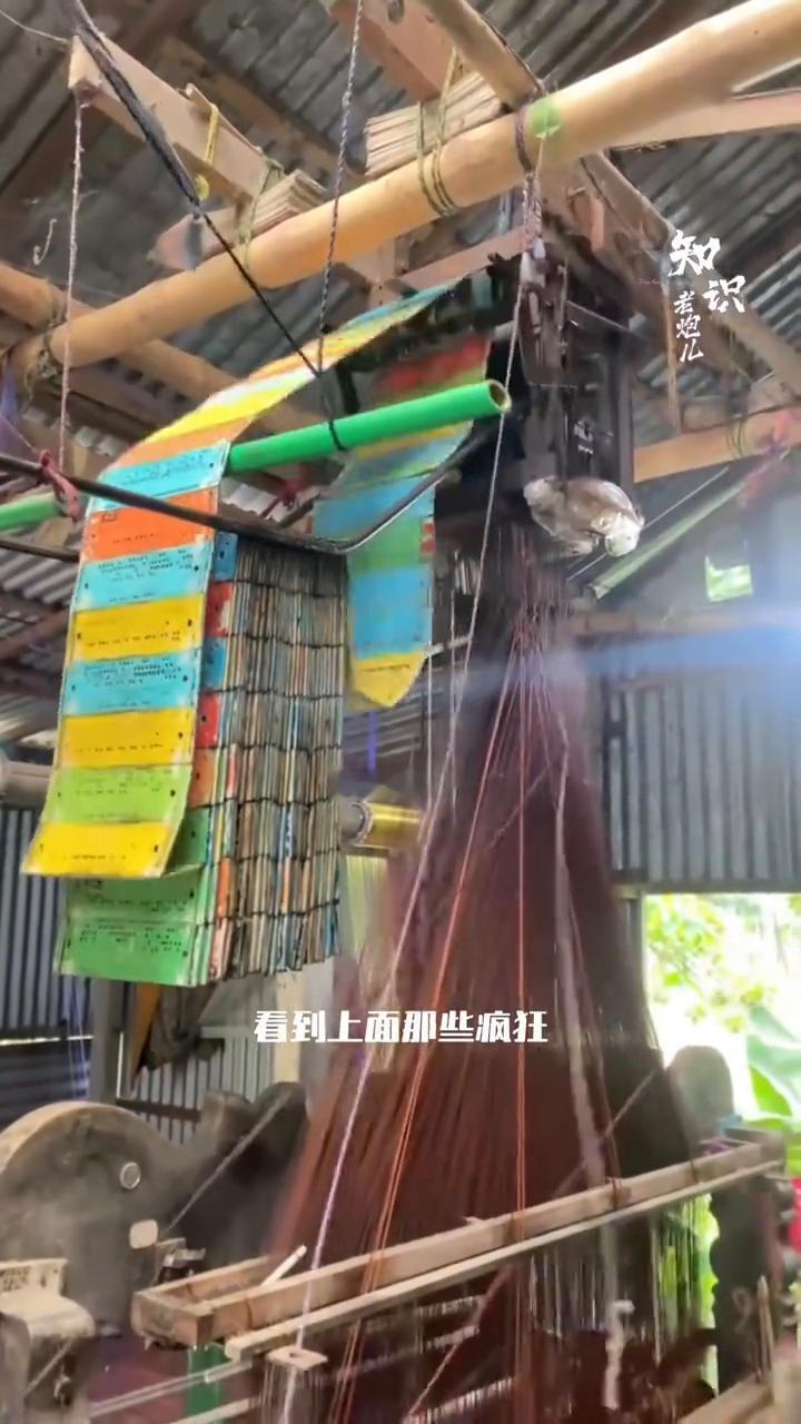 眼前这台像蜘蛛精吐丝一样的木头机器，它就是你手里那台智能手机的老祖宗。如果你以为