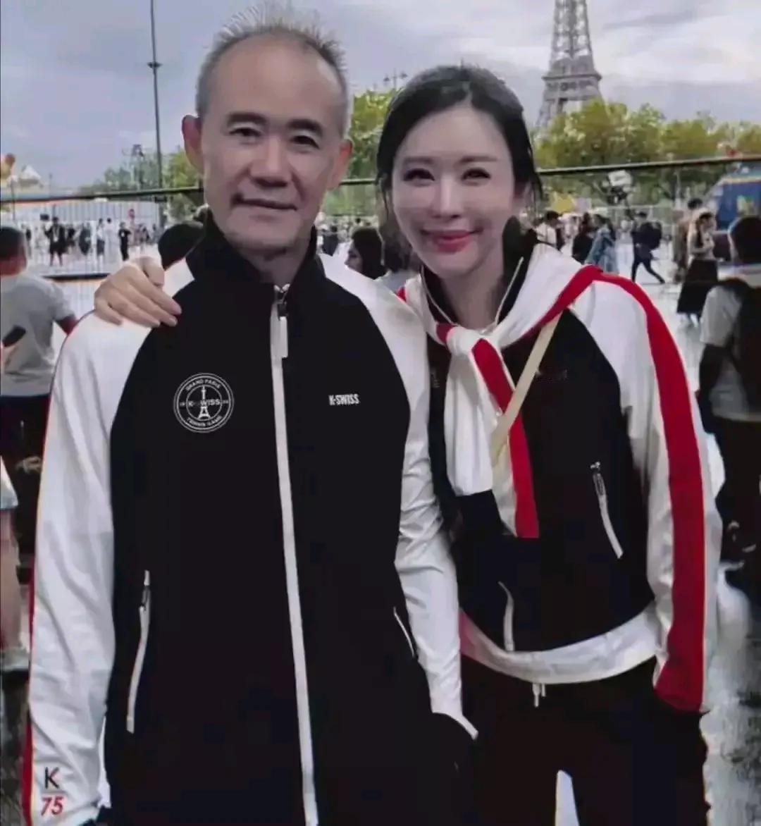 相差30岁的忘年恋
看看这一对多么幸福
照这样下去
王石头上的头发将会越来越少了