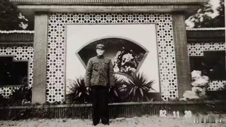 十七岁的周善亨捏着旱烟杆混入匪窝，眼底机警烫穿门缝里的狐疑。驳壳枪拍在石桌上的脆