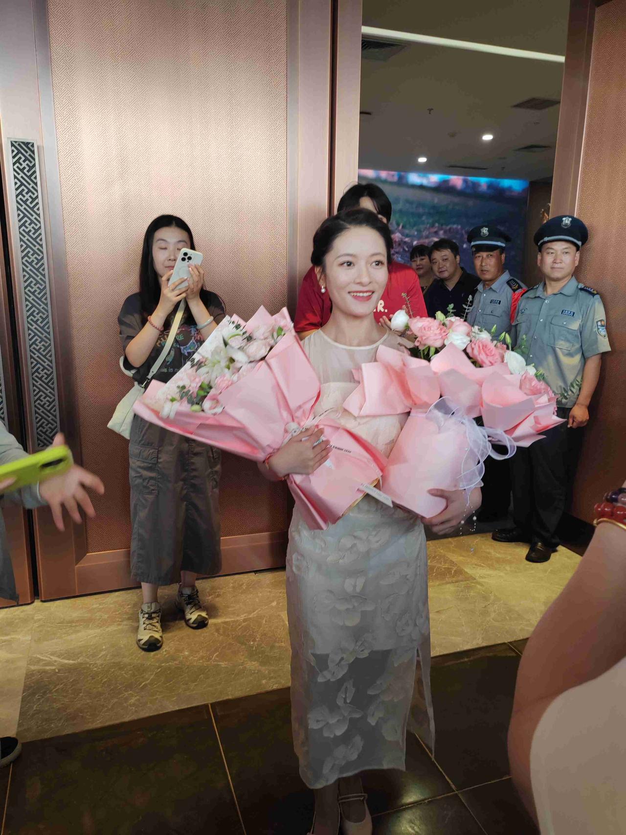 今天干了一件大事，五十多岁的我成功追星，与辉同行潇潇和安安来我们大宝鸡秦腔历史博