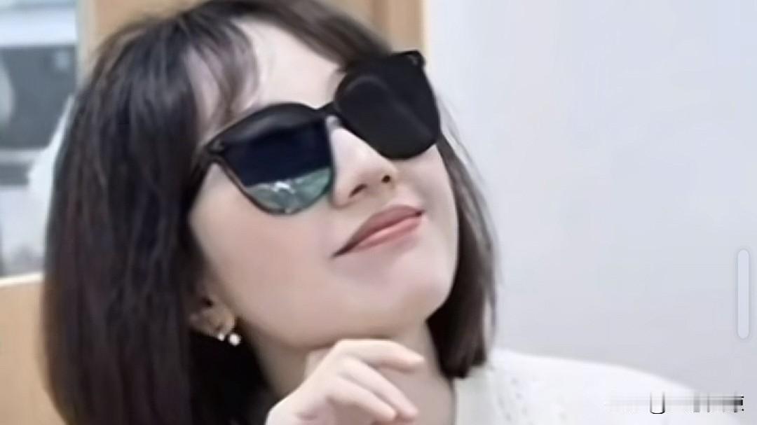 曾医生确实长的很漂亮，人看着端庄稳重，但是挺会玩的，本应是天之骄子，父母眼中的骄