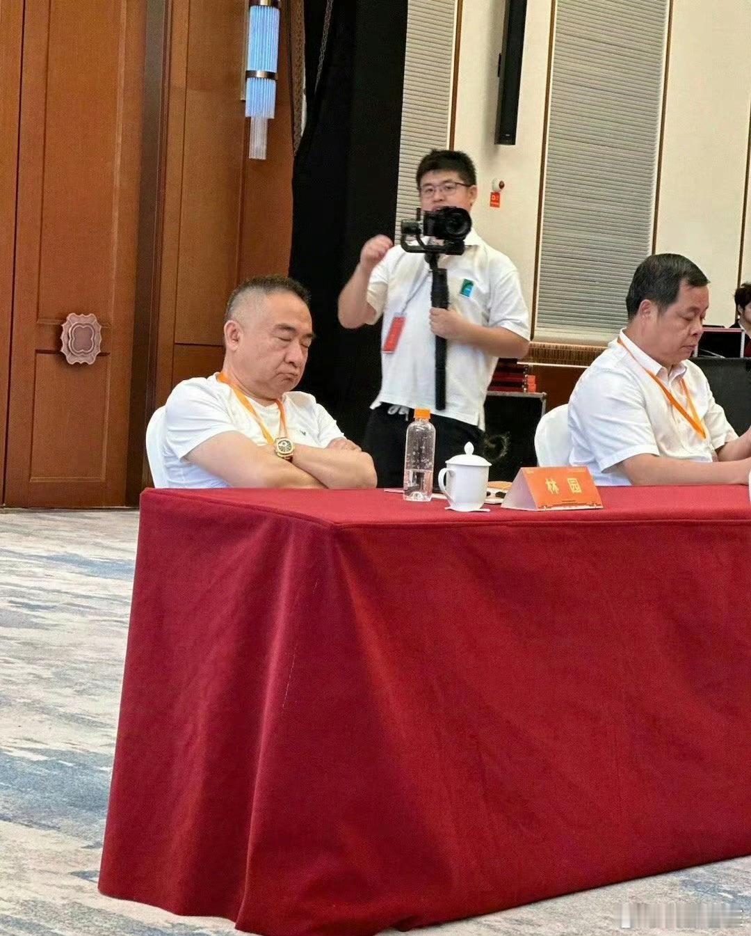 很多炒股的人说他是股神。。。。。 ​ ​​​