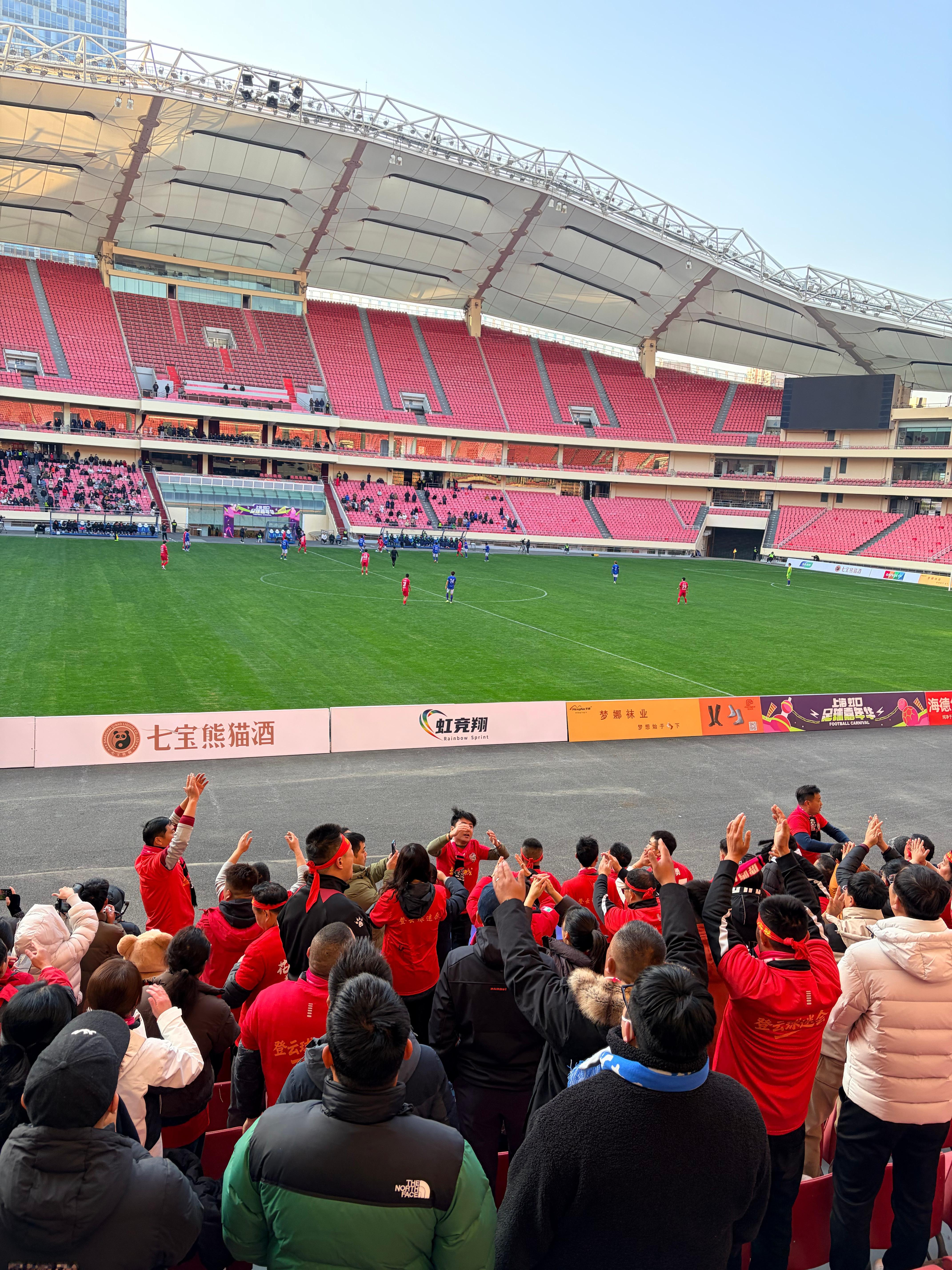 来看球，苏超的风终究还是吹到了上海足球迷爽了江苏省城市足球联赛 上海·虹口体育场