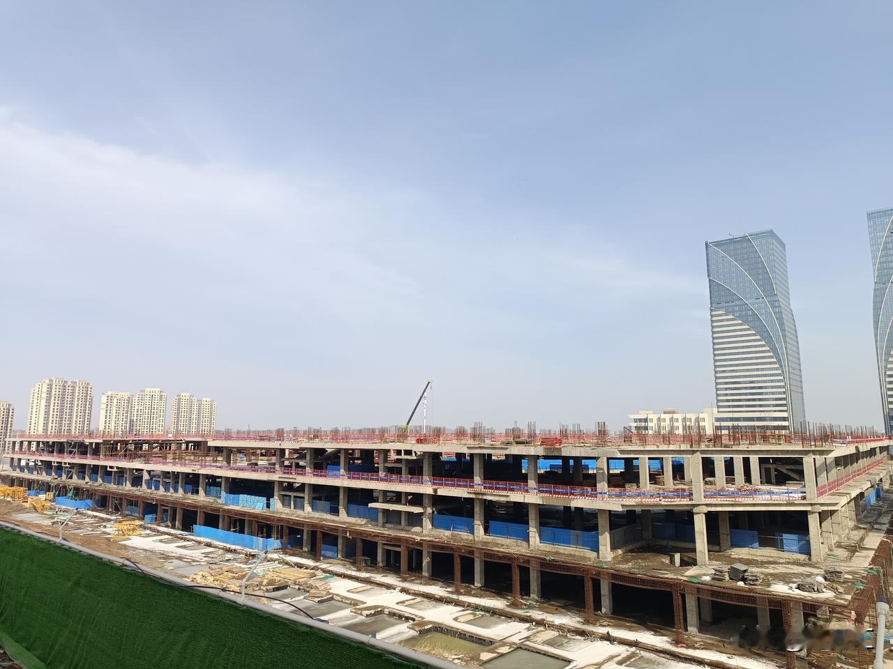 白鸟湖万达现在是实质性的复工了，目前看到工地里的师傅正在进行准备作业及消隐。作为