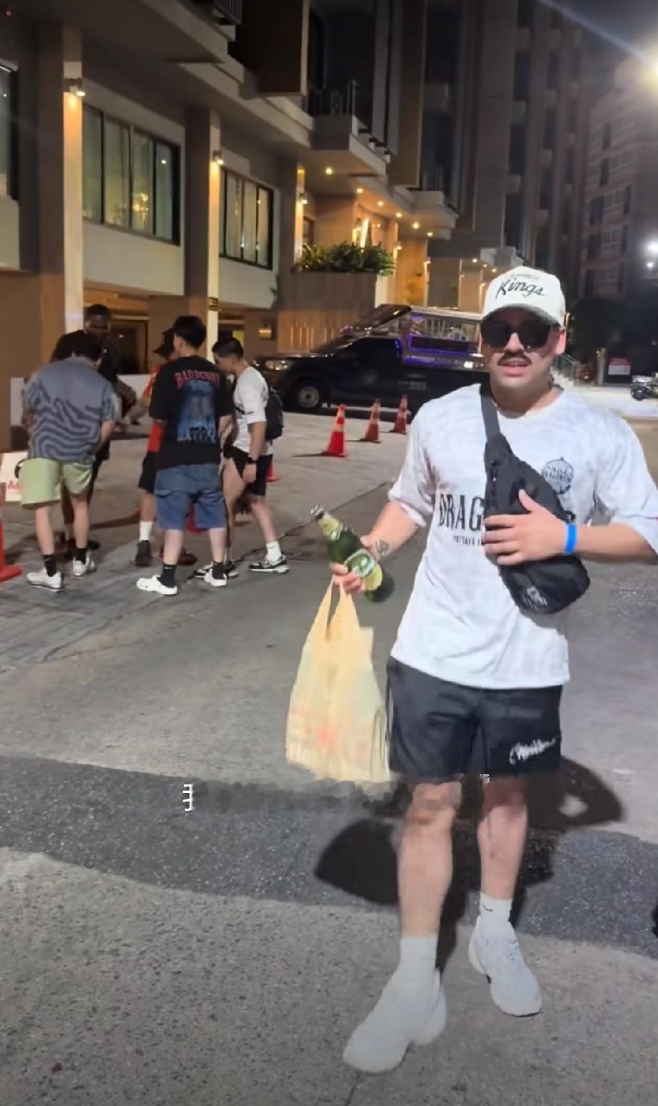 泰国芭提雅，美女到一群美国林肯号航母上下船休息的水兵，跟他们热情打招呼并且合照！