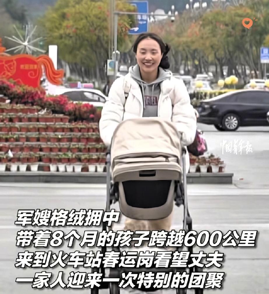 军嫂带着8个月大的娃，跨越600公里，就为了和执勤的丈夫拍一张全家福。
 
丈夫