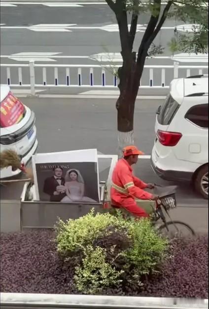 这位环卫大爷三轮车拖的，不是垃圾，而是一个故事。

这个画面，路人们都说，其中有
