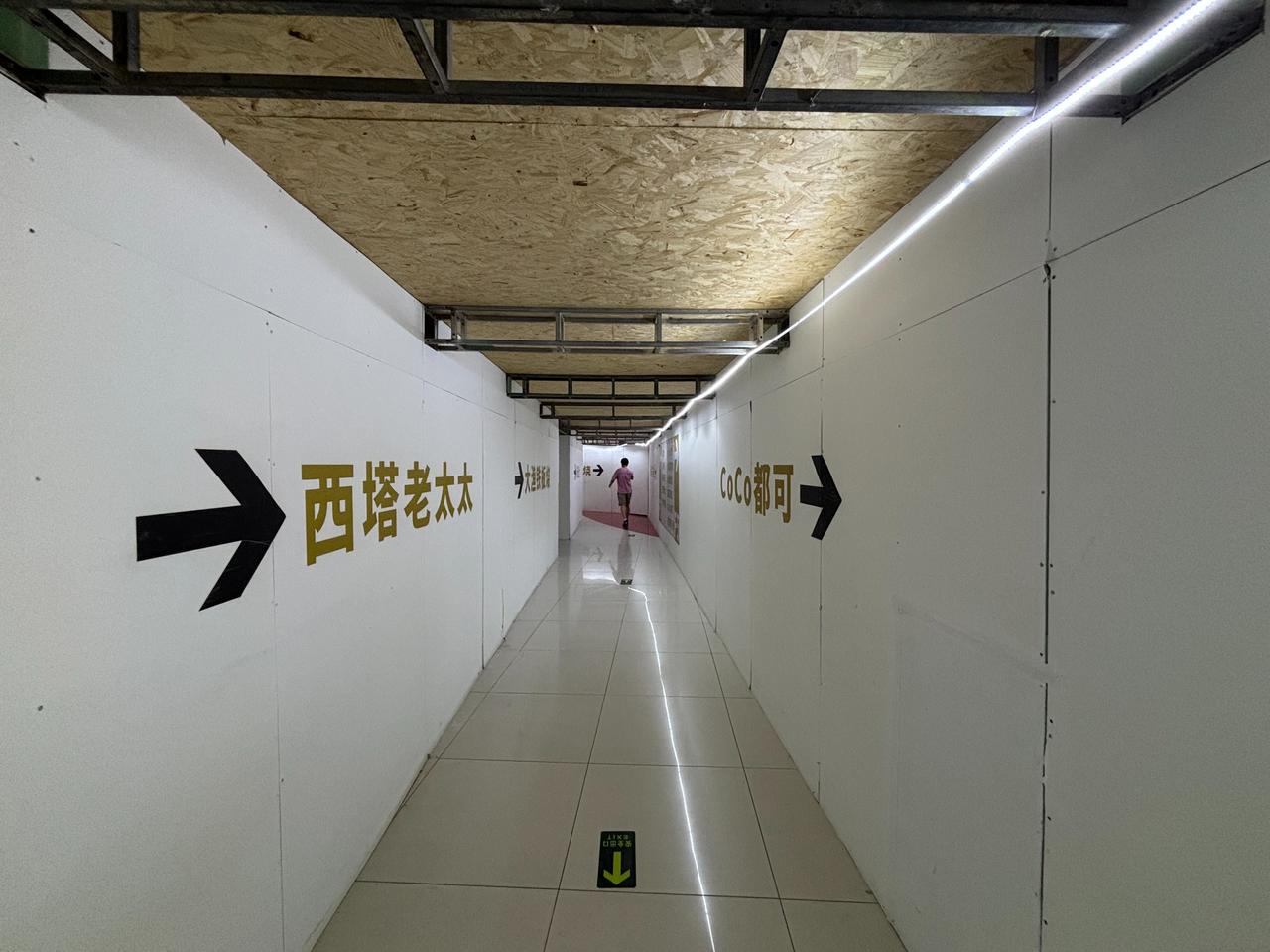 现场实拍，济南和谐广场5楼正在围挡改造
图片由楼友“怪兽”6月11日提供。
